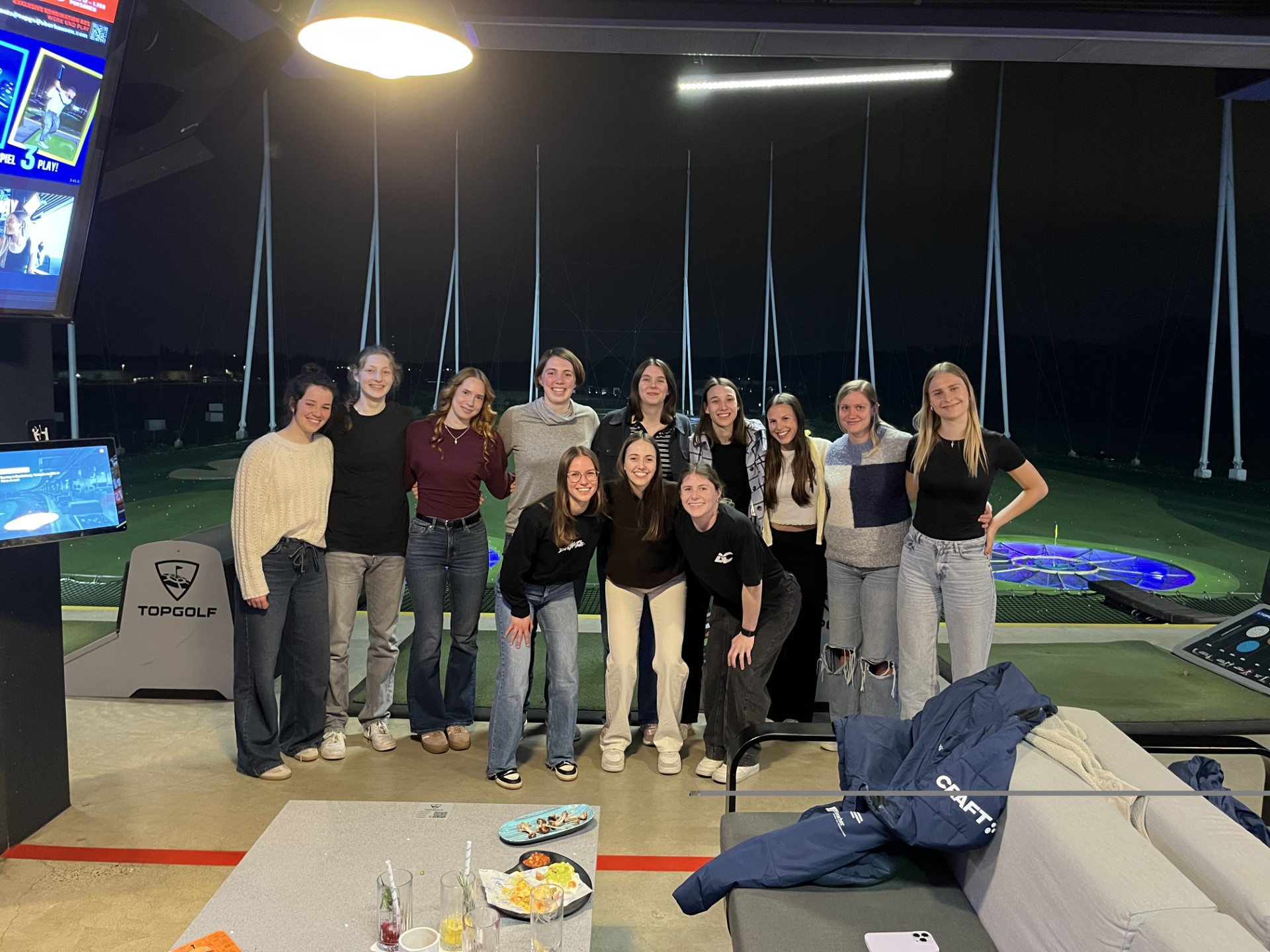D1 feiert Klassenerhalt bei Topgolf